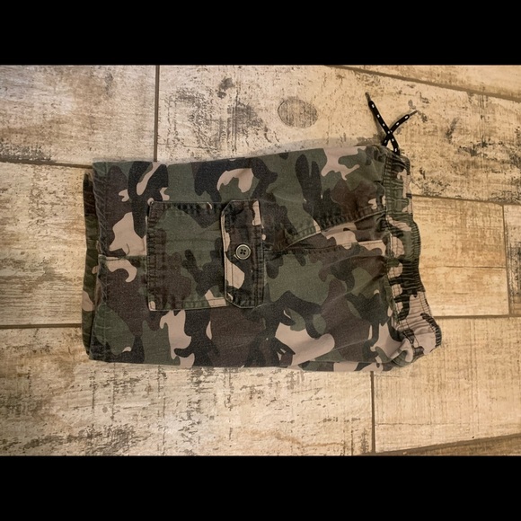 Boys size 7 youth cargo shorts. Camo, drawstring. - Picture 4 of 5